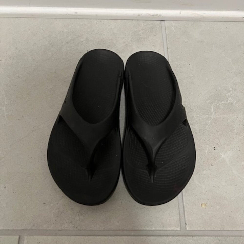 Black Oofos-Sandals-Size 8